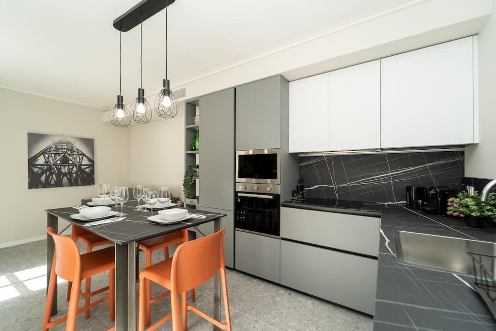 Apt 2 Min From The Cathedral With Private Parking Como Eksteriør billede