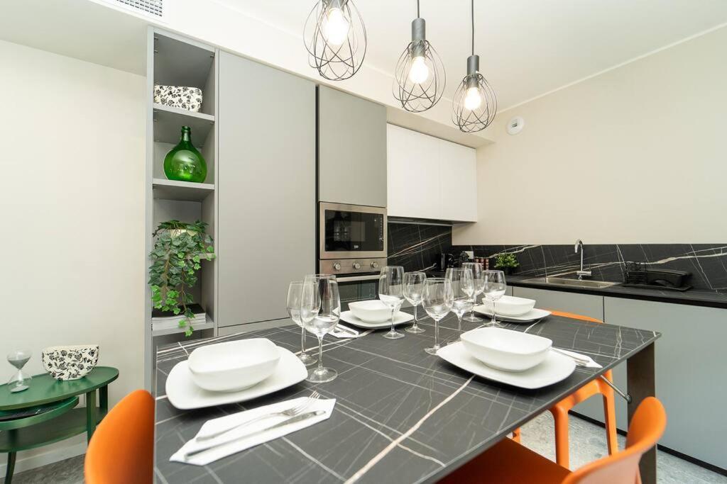 Apt 2 Min From The Cathedral With Private Parking Como Eksteriør billede