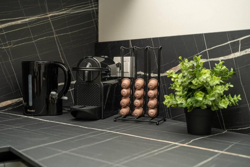 Apt 2 Min From The Cathedral With Private Parking Como Eksteriør billede