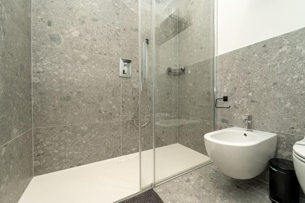 Apt 2 Min From The Cathedral With Private Parking Como Eksteriør billede