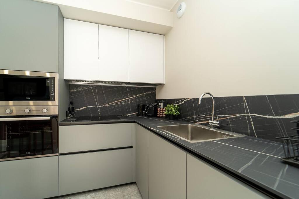 Apt 2 Min From The Cathedral With Private Parking Como Eksteriør billede