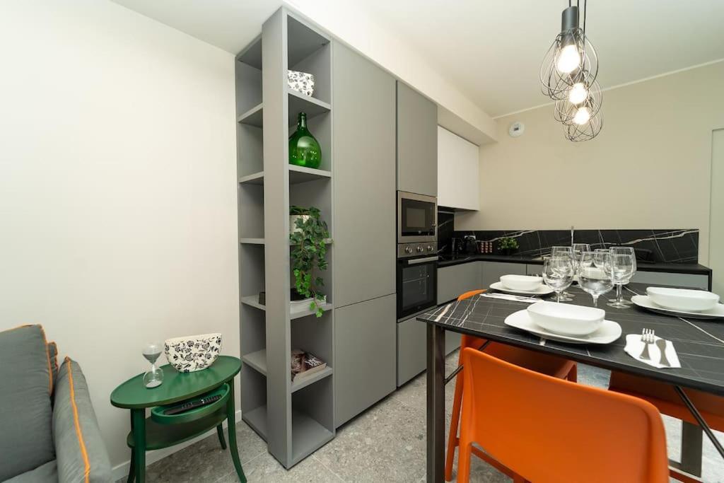 Apt 2 Min From The Cathedral With Private Parking Como Eksteriør billede